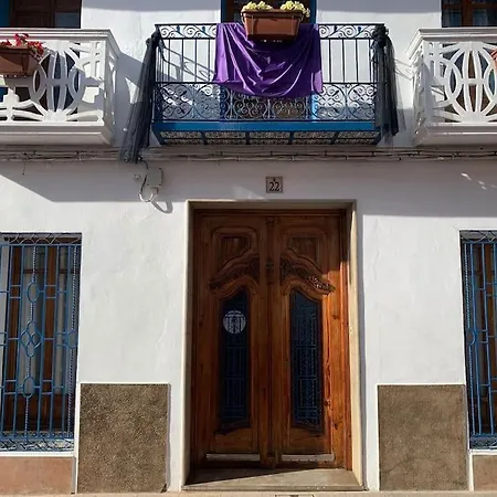 Feriehus Ca Corrales: En La Playa, Pero En El Pueblo